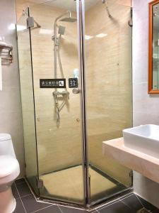 Bilik mandi di 7Days Premium Dongguan Dongcheng Subway Station