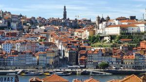 - Vistas a una ciudad con barcos en el agua en MyRiverPlace River View Porto apartments, en Vila Nova de Gaia