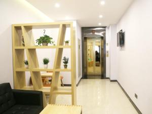 TV a/nebo společenská místnost v ubytování 7Days Premium Chengde Luanping Huaxing Road Branch