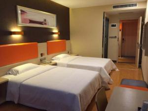 7Days Premium Baiyun International Airport Branch tesisinde bir odada yatak veya yataklar