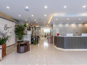 Xingtaiにある7 Days Premium Xingtai Ruihe City Branchの受付と植物のあるサロンのロビー