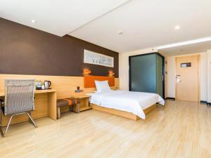 une chambre d'hôtel avec un lit et un bureau dans l'établissement 7 Days Premium Sanya Bay Haiyue Plaza Foreign Trade Road Food Street Branch, à Sanya 21 autres photos