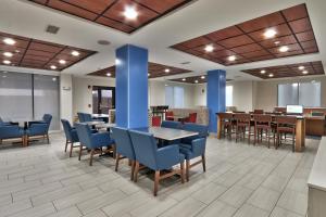un comedor con sillas y mesas azules en Holiday Inn Express Socorro by IHG, en Socorro 45 fotos más