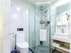 Ett badrum på 7Days Premium Tianjin Development Zone Fourth Avenue Taida Branch