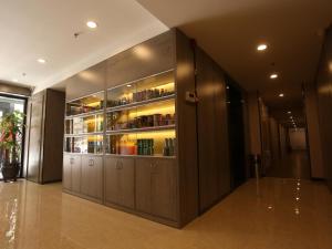 una grande camera con armadi in legno in un edificio di 7Days Premium Xi'ning Dashizi Center Branch a Xining