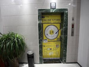 Zhumadianにある7Days Premium Zhumadian Tianzhongshan Avenue Branchの建物内のネット店舗の看板