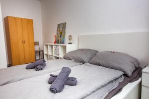 1 dormitorio con 2 camas y toallas. en Ruhiges City Apartment "Altbauperle" mit Charme und 2 Schlafzimmern, en Erfurt