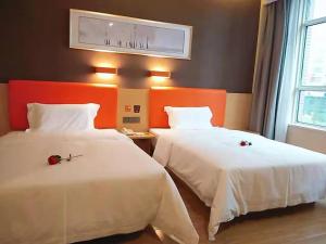 Postel nebo postele na pokoji v ubytování 7Days Premium Huaian Zhou Enlai Memorial Hall Yuanhuai East Road Branch + 14 fotografií