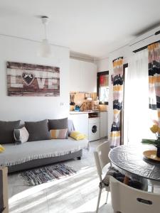 a living room with a couch and a table at Apartamento Retiro in Denia