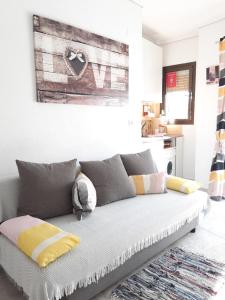 a couch in a living room with a painting on the wall at Apartamento Retiro in Denia