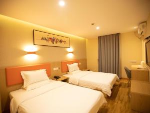 Ένα ή περισσότερα κρεβάτια σε δωμάτιο στο 7Days Premium Shanghai Xujiahui Longhua Road Subway Station Branch