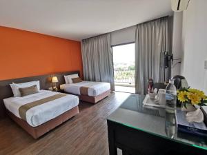 Postel nebo postele na pokoji v ubytování Coco View Hotel