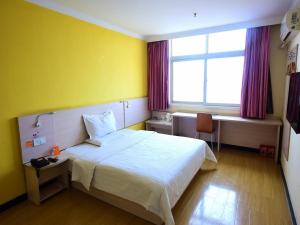 Postel nebo postele na pokoji v ubytování 7Days Inn Kaifeng Gulou Square Xueyuanmen