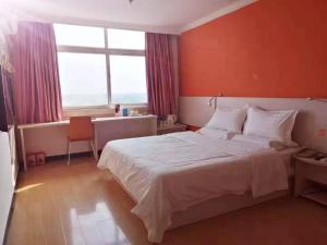 Postel nebo postele na pokoji v ubytování 7Days Inn Kaifeng Gulou Square Xueyuanmen