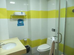 Um banheiro em 7Days Inn Kunshan Chen Bei Huan Qing Road Branch