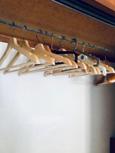 a rack of wooden utensils hanging from a ceiling at Casa da Praia in Armação de Pêra