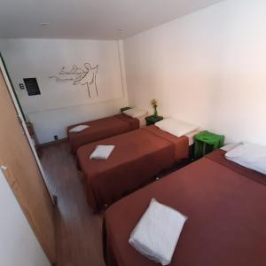 Кровать или кровати в номере Maraca Hostel