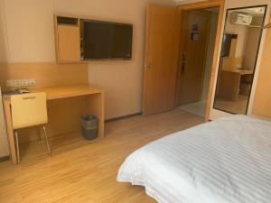 TV a/nebo společenská místnost v ubytování 7Days Inn Yunfu Luoding Central