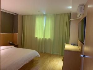 Postelja oz. postelje v sobi nastanitve 7Days Inn Yunfu Luoding Central