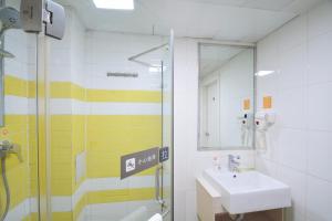 Ett badrum på 7Days Inn Zhenzhou Zijinshan
