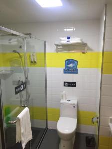 Vannituba majutusasutuses 7Days Inn Xiangfen Dingtao Hypermarket Store Branch