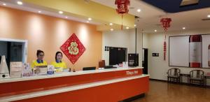 Televiisor ja/või meelelahutuskeskus majutusasutuses 7Days Inn Xiangfen Dingtao Hypermarket Store Branch