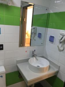 7Days Inn Xiangfen Dingtao Hypermarket Store Branch tesisinde bir banyo