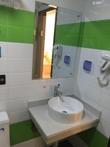Vannituba majutusasutuses 7Days Inn Xiangfen Dingtao Hypermarket Store Branch