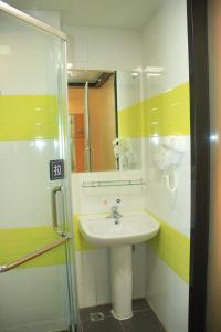 Ванная комната в 7Days Inn Dongguan Guanhui City Rail Dalang Town Station Branch