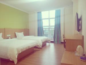 Habitación de hotel con 2 camas y ventana en 7 Days Inn Foshan Pingzhou Jade Street Branch, en Foshan