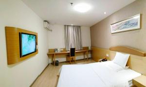 A bed or beds in a room at 7Days Inn Chongqing Shapingba