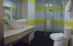 y baño con lavabo, aseo y ducha. en 7Days Inn Hanzhong Yang County Heping Road Branch, en Hanzhong