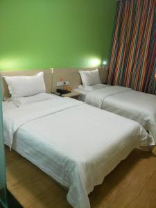 Säng eller sängar i ett rum på 7Days Inn Hanzhong Yang County Heping Road Branch