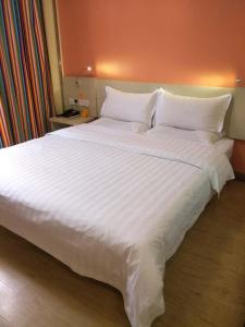 En eller flere senge i et værelse på 7Days Inn Hanzhong Yang County Heping Road Branch