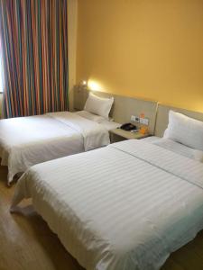 En eller flere senge i et værelse på 7Days Inn Hanzhong Yang County Heping Road Branch