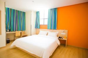 Ένα ή περισσότερα κρεβάτια σε δωμάτιο στο 7 Days Inn Kunshan South Railway Station Renmin South Road Branch