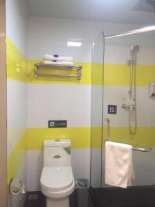 Vonios kambarys apgyvendinimo įstaigoje 7Days Inn Luoyang Xin'an Branch