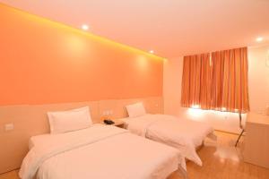Giường trong phòng chung tại 7Days Inn Luoyang Xin'an Branch