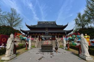 een tempel met beelden ervoor bij 7Days Inn Nanjing Gulou Yunnan Road Metro Station Branch in Nanjing