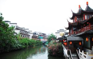 南京的住宿－7天酒店南京鼓楼云南路地铁站店，城市里一条有建筑物和桥梁的河流