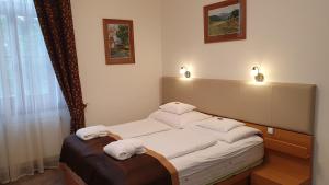 Łóżko lub łóżka w pokoju w obiekcie Főnix Wellness Resort