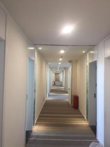 un pasillo de un edificio de oficinas con un pasillo largo en 7 Days Hotel Urumqi Kashgar East Road Normal University Branch, en Ürümqi