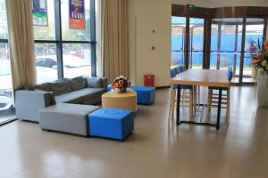 A seating area at 7 Days Hotel Ziyang Songtao Road Branch