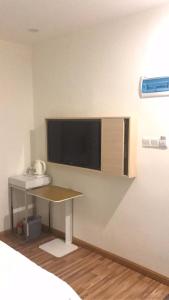 A television and/or entertainment centre at 7Days Inn Urumqi Midong Middle Road Shenhua Mining Bureau Branch