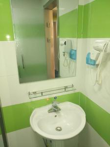Qinxian的住宿－7天酒店·长治沁县店，一间带水槽和镜子的浴室