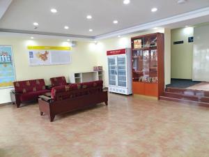 a waiting room with couches and a store at 7Days Inn Changzhi Qinxian Branch in Qinxian