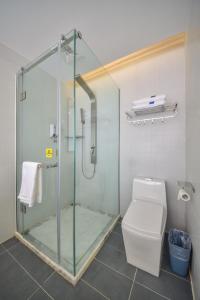 A bathroom at 7Days Inn Dali Erhai Park Branch
