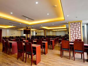 a conference room with tables and chairs and a podium at 7Days Inn Zhaotong Academy Fada Square Branch in Zhaotong +10 photos