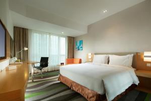 Llit o llits en una habitació de Holiday Inn Express Tangshan Downtown, an IHG Hotel