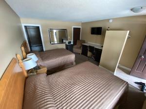 Pokój hotelowy z 2 łóżkami i biurkiem w obiekcie Twin Creeks Motel w mieście Lumby